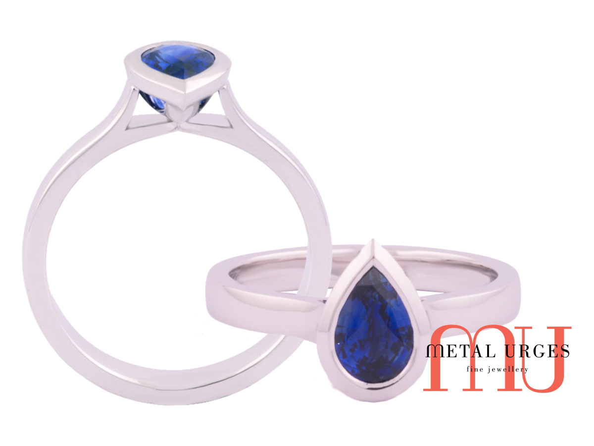 Blue sapphire, Pear cut in an 18 ct engagement ring, natural blue sapphire