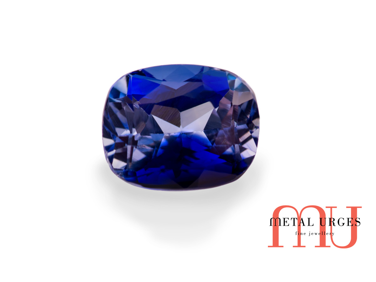 Natural blue sapphire, cushion cut