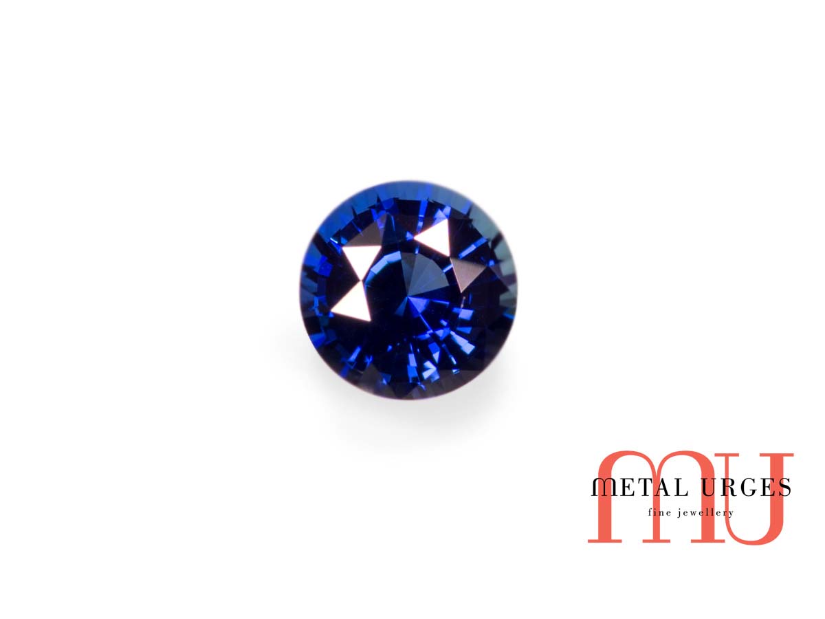 Natural deep blue sapphire, round brilliant cut