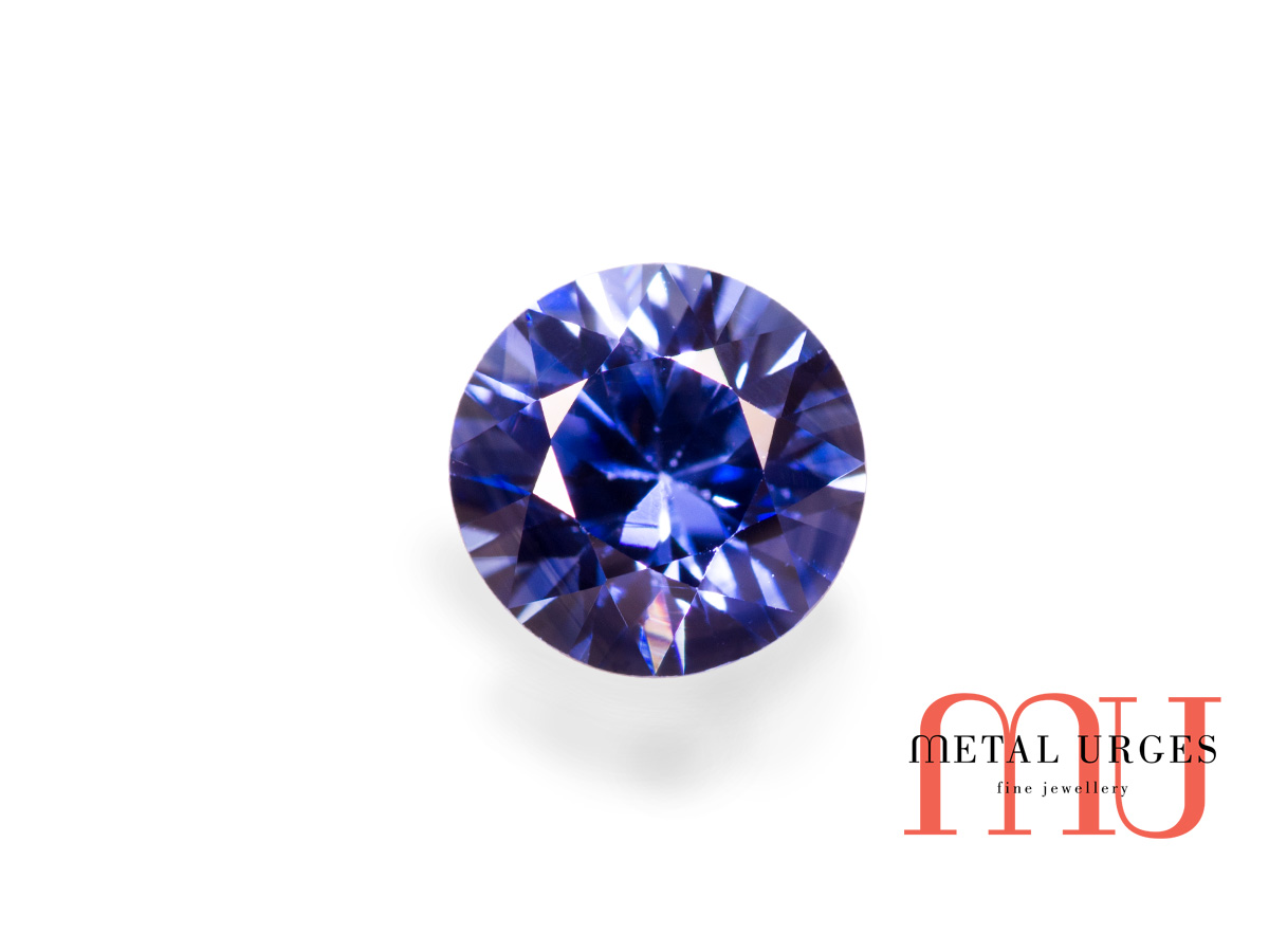 Natural sapphire, round brilliant cut