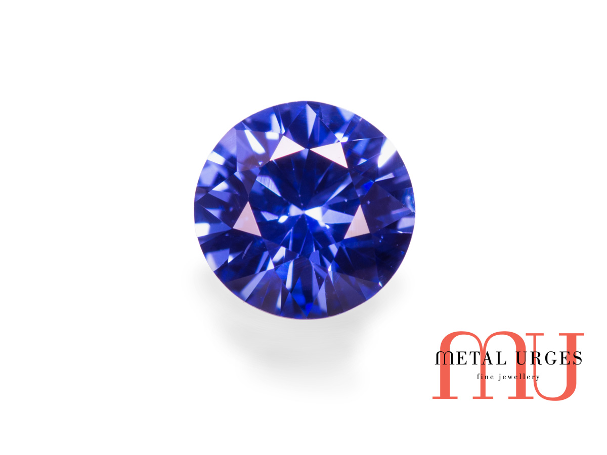 Natural blue sapphire, round brilliant cut