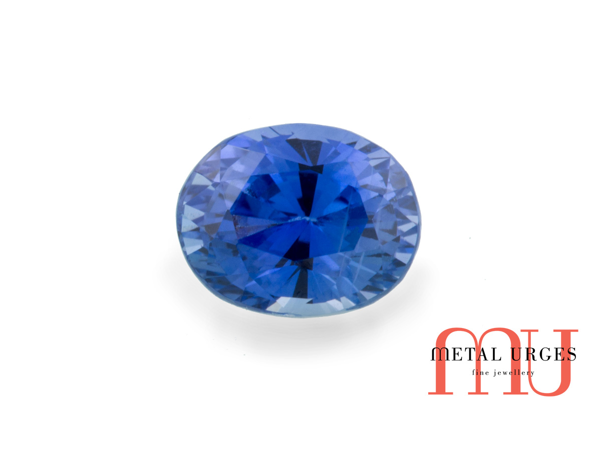 Blue sapphire, hybrid oval cut