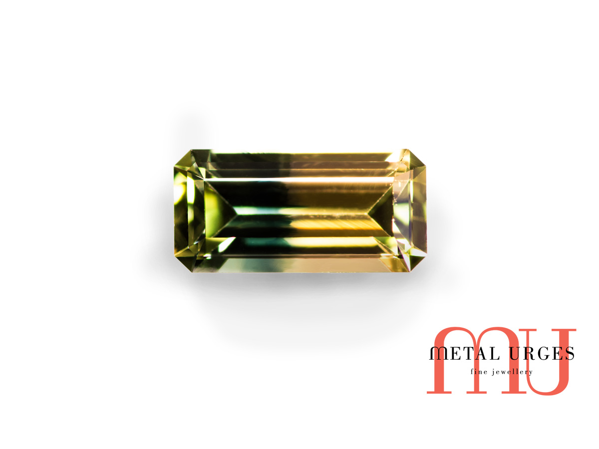 Green and yellow polychrome sapphire