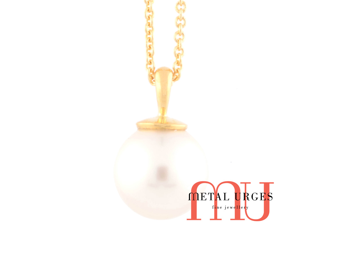 Jewellers Hobart, White Broome Pearl pendant set in 18ct yellow gold. Custom made in Australia.